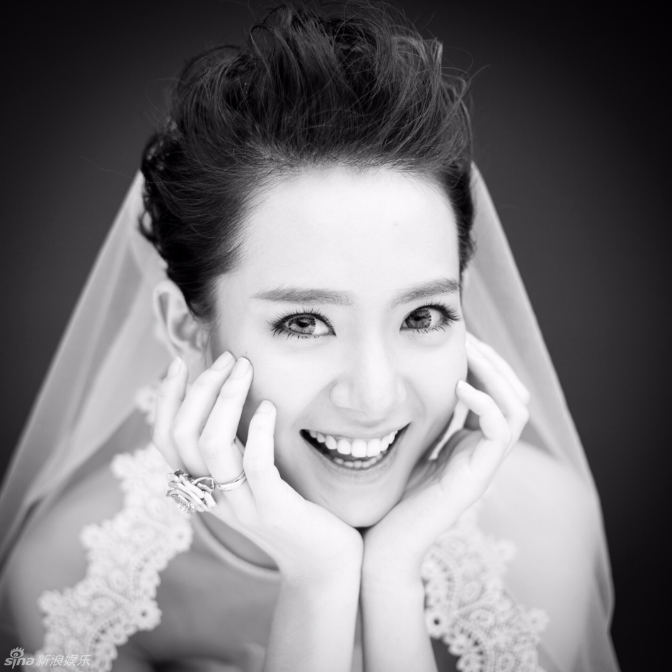 戚薇李承铉神情拜年搞怪表情恩爱秀婚戒图片婚照包图曝光动图片