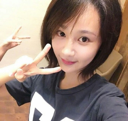 杨紫感觉自拍身后手亮了网友:短发有点撞脸郑进入剂烫发头皮怎么办图片
