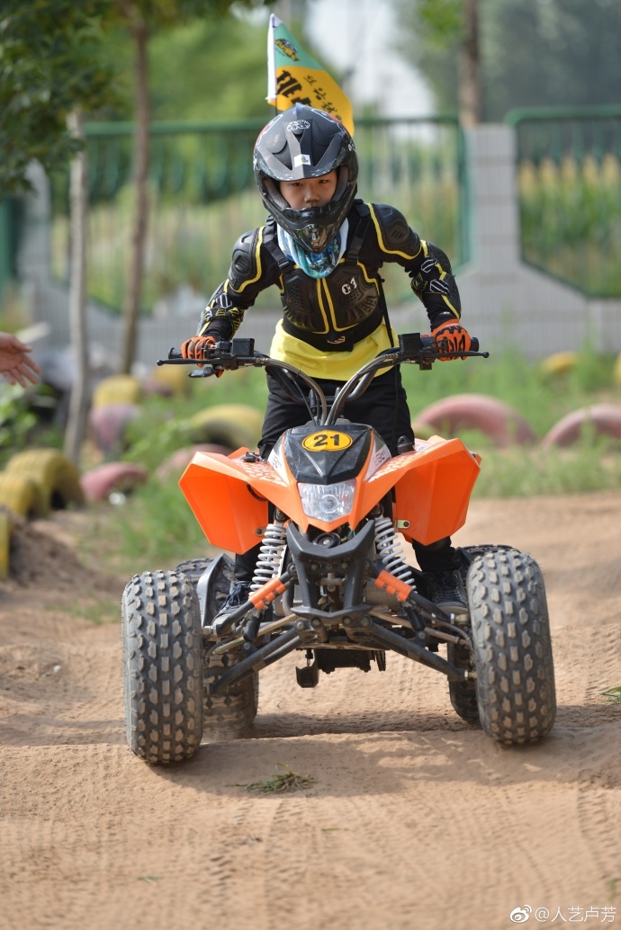 康康长大了!霸道总裁范儿十足 气场强过老爸胡