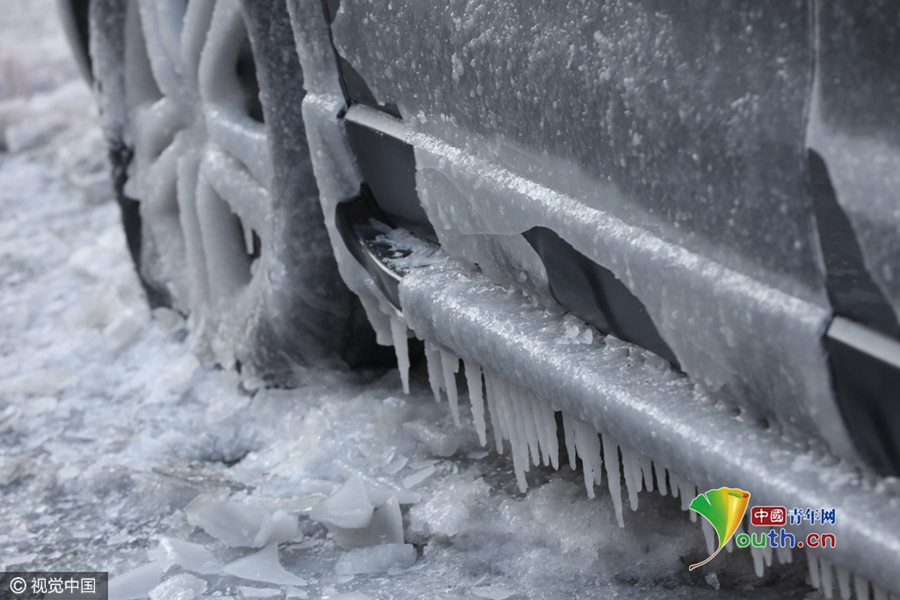 数十台轿车冰冻路边 管道漏水如冰河世纪