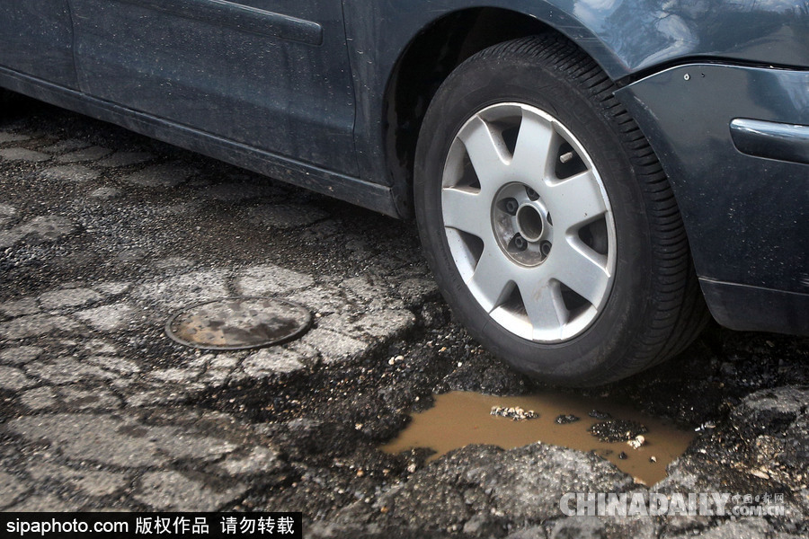 暴雪的威力居然这么大! 罗马恶劣天气后街道坑
