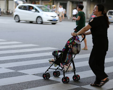 街头行人的外表是一个城市形象的重要组成部分  中国日报记者 胡美东摄 (1)
