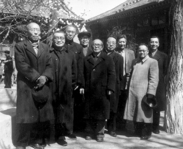 1965年春，外交部老专家和条约法律司司领导在北京香山（中间为刘泽荣） 摄影：厉声教