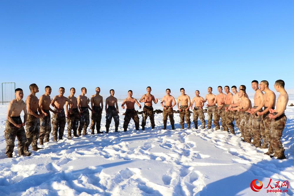 开训动员后，官兵开展耐寒训练。