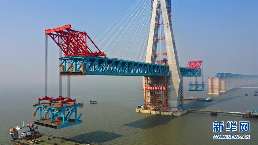 #（社会）（1）沪通长江大桥完成今年首轮钢梁悬吊