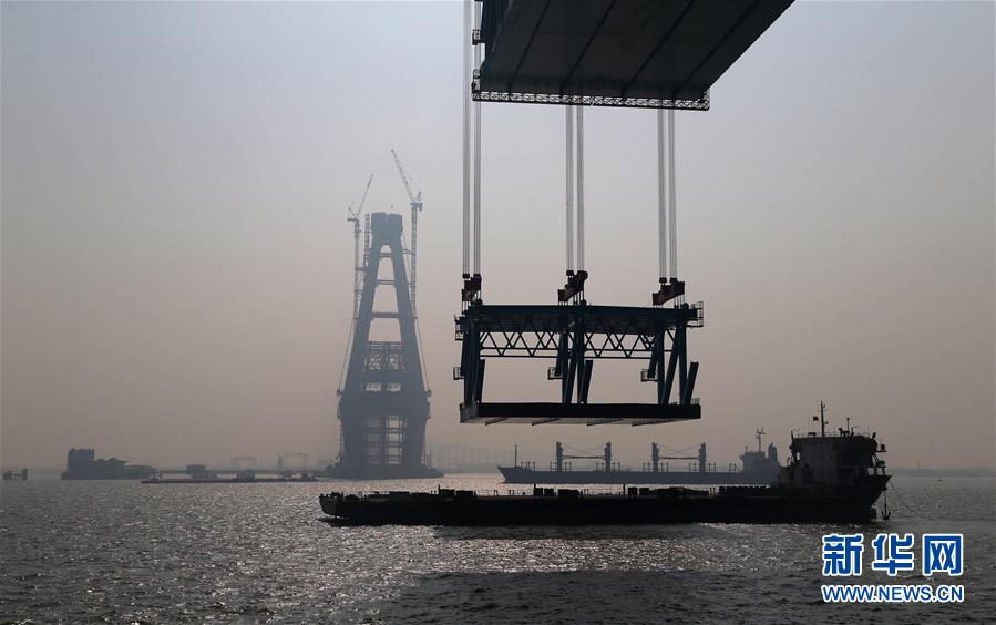 #（社会）（2）沪通长江大桥完成今年首轮钢梁悬吊