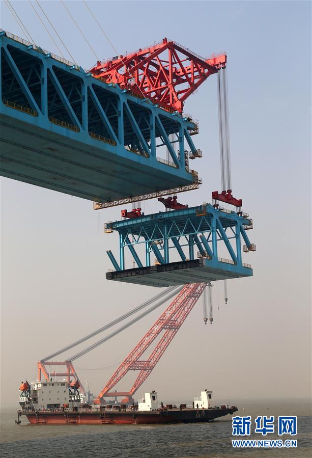 #（社会）（3）沪通长江大桥完成今年首轮钢梁悬吊