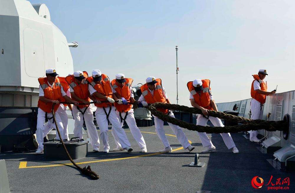 芜湖舰帆缆兵为拖船带缆，准备靠泊菲律宾马尼拉港。来永雷 摄
