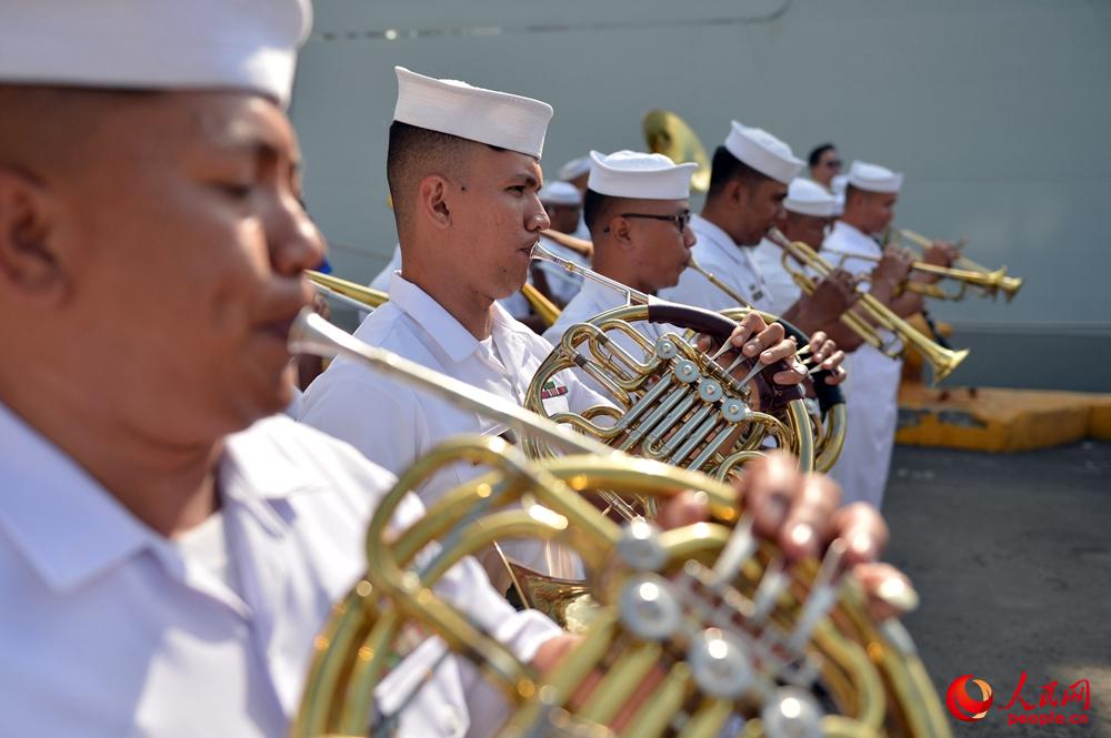 菲海军军乐队欢迎编队到访。张海龙 摄