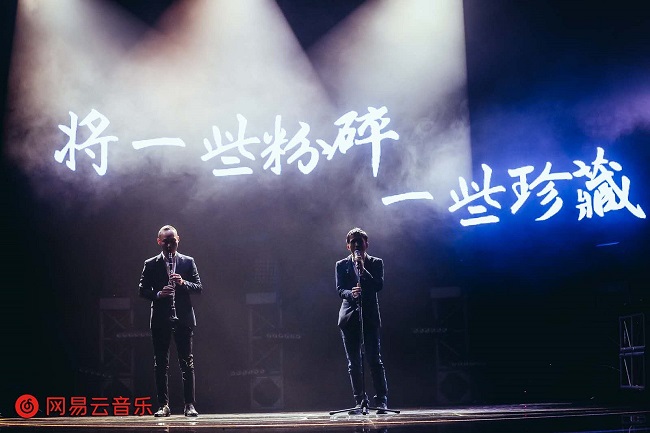 张楚硬地围炉夜现场表演.jpg