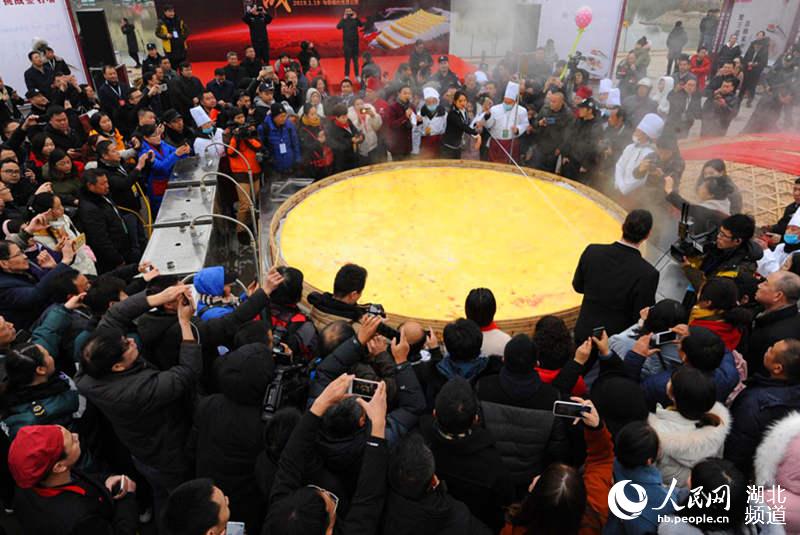 首届湖北·荆州鱼糕节开幕 “超级鱼糕”刷新世界纪录【2】