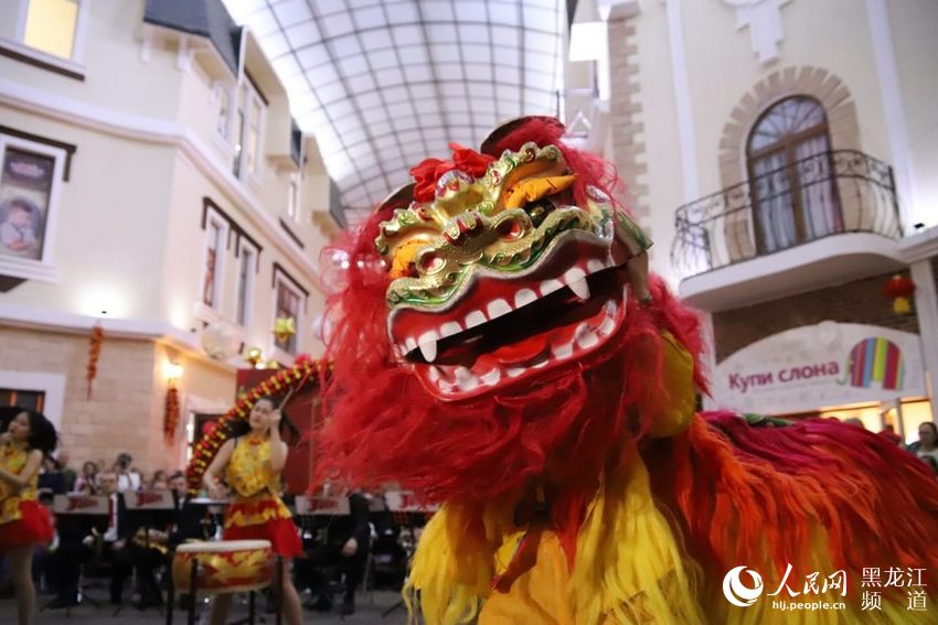 中国狮子亮相俄布市“丝路欢聚 中国年”