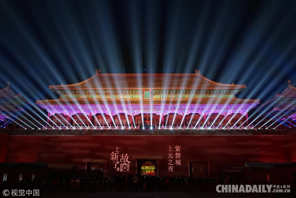 北京:故宫元宵灯会持续进行 午门被璀璨灯光照亮