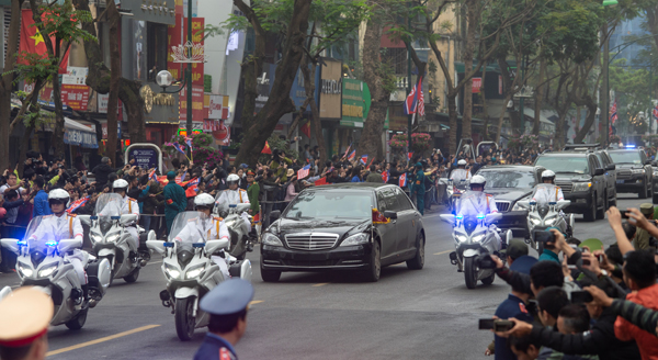 朝鲜人口2019_金正日遗体告别仪式在平壤举行 金正恩灵车旁步行(2)