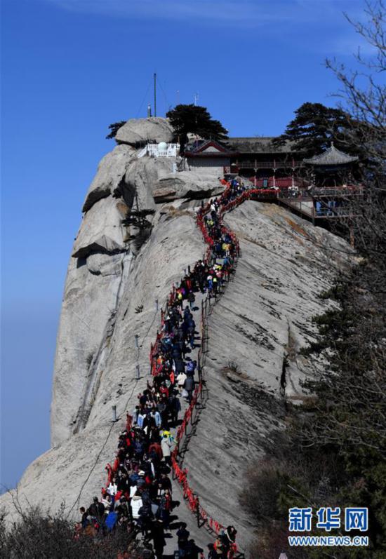 （社会）（2）西岳华山进入旅游旺季