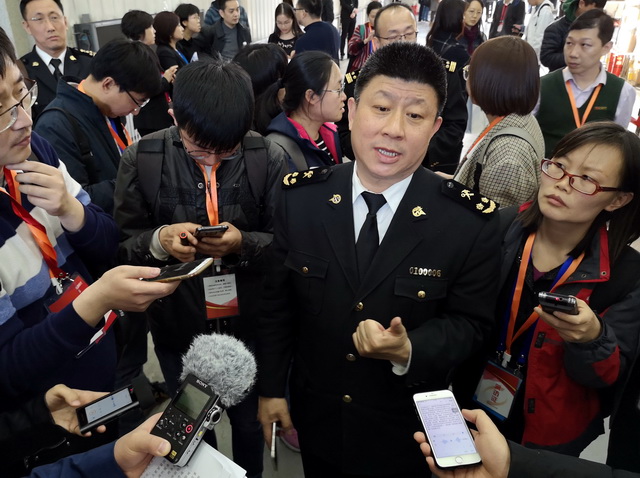 3月25日，北京海关副关长高瑞峰在接受媒体记者采访。摄影/章轲