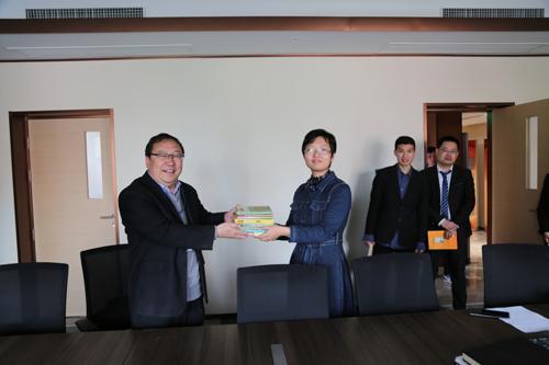 与爱同行，书香暖心 ——天山集团党委向石家庄高新区第一小学捐赠200册爱心图书