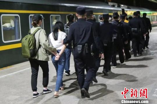 图为犯罪嫌疑人被押解回鄂托克旗.警方供图