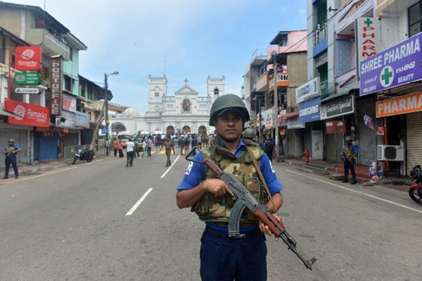 4月21日，在斯里兰卡科伦坡，一名士兵在发生爆炸的圣安东尼教堂外警戒。新华社发(哈普拉彻奇摄)