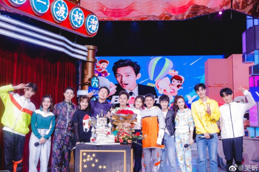 再展好人缘!何炅迎45岁生日 圈内好友凌晨准时