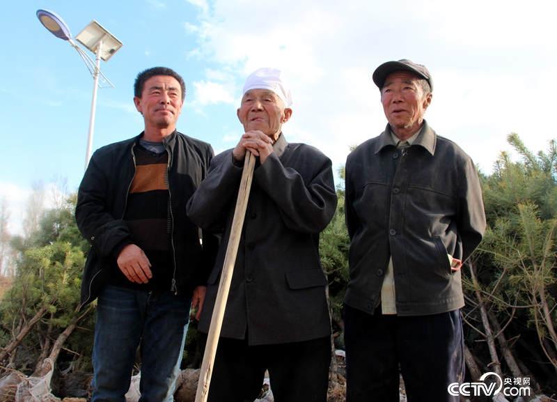 98岁的治沙英雄郭成旺（中间）一家四代人坚持治沙（记者 王甲铸 摄）