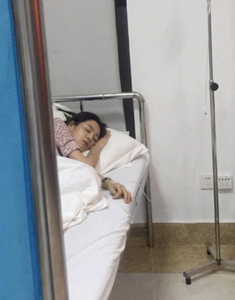 5月17日晚,有网友爆料"纯妃"王媛可一脸憔悴地躺在病床上打点滴的照片