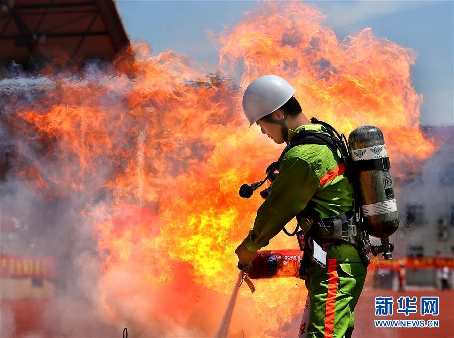 （社会）（2）上海崇明举行应急救援力量联勤技能比武