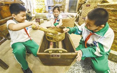 在游中学，于行中悟