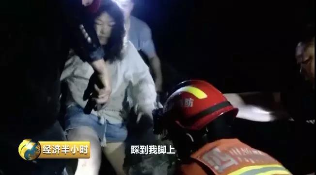 被困女孩从废墟中被营救出来