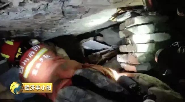 何健爬进楼板夹层展开营救