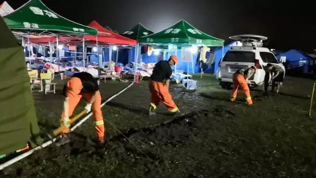 消防救援队员们挖排水沟
