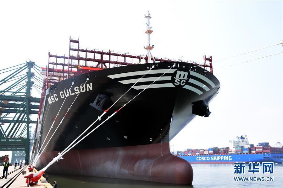 （图文互动）（1）世界载箱量最大集装箱船“地中海古尔松”轮在天津港首航