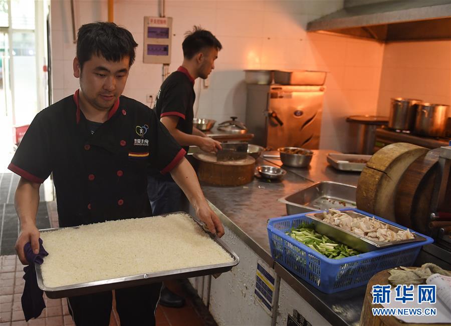 （图片故事）（9）“无声外卖”托起自食其力生活希望