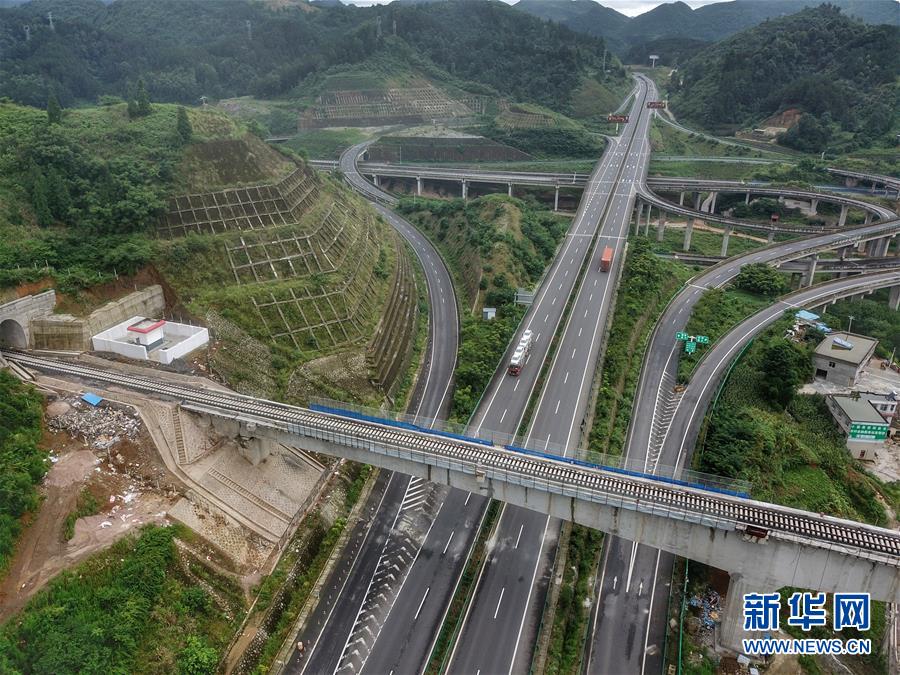 （社会）（1）贵州首条自建自营铁路铺轨完成