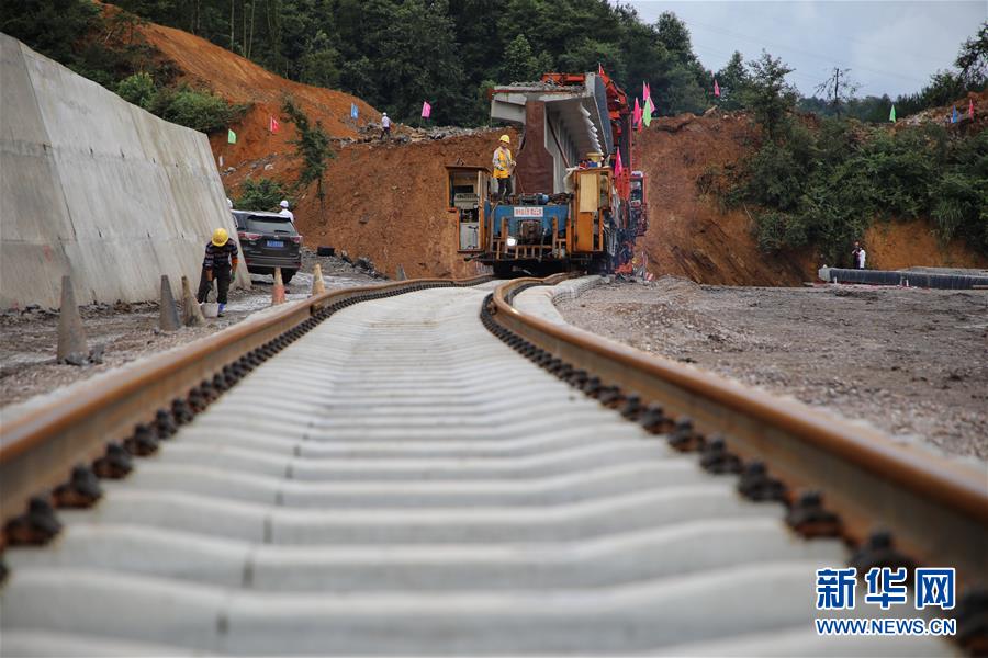 （社会）（3）贵州首条自建自营铁路铺轨完成