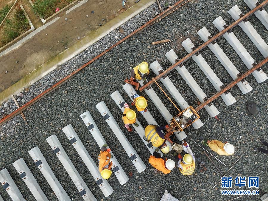 （社会）（6）贵州首条自建自营铁路铺轨完成