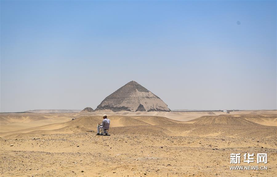 （国际）（2）埃及4500年历史的弯曲金字塔内部墓室向游客开放