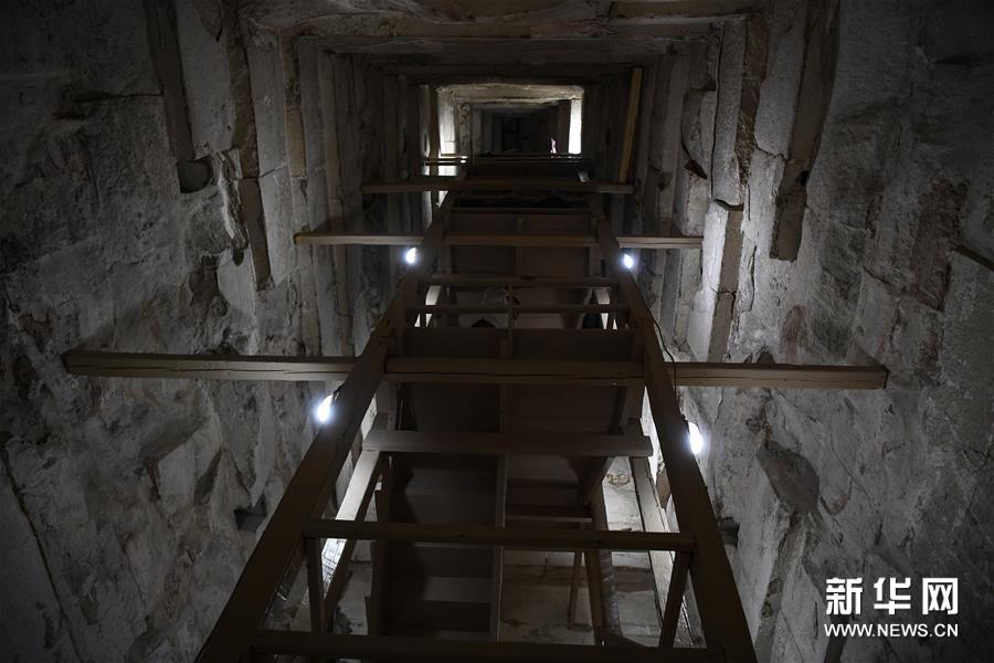 （国际）（4）埃及4500年历史的弯曲金字塔内部墓室向游客开放
