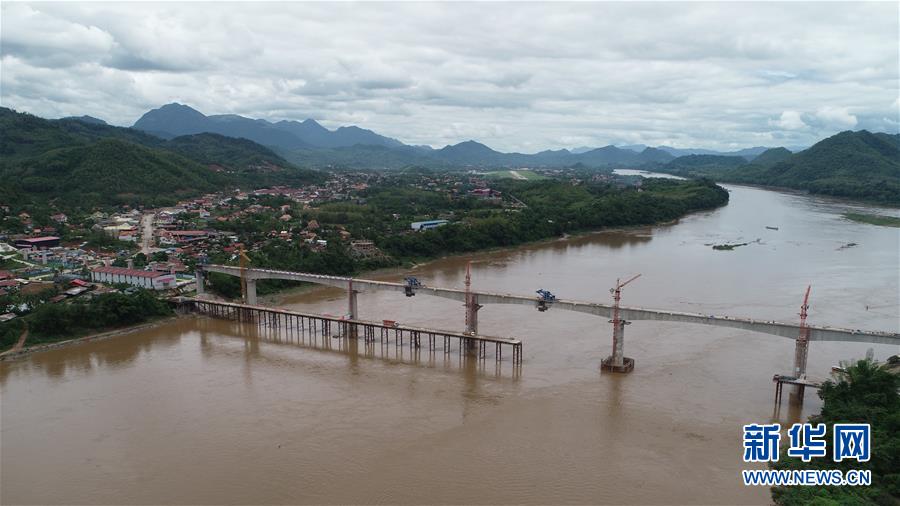 （国际）（6）中老铁路跨湄公河特大桥实现首桥合龙