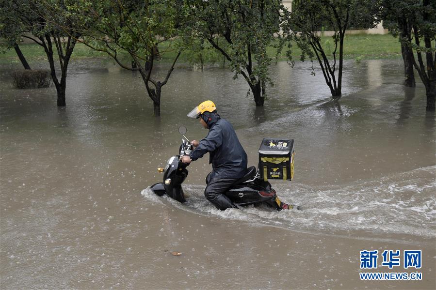 （社会）（1）天津遭暴雨袭击 部分路段现大面积积水