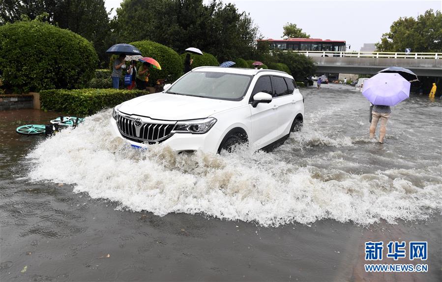 （社会）（2）天津遭暴雨袭击 部分路段现大面积积水