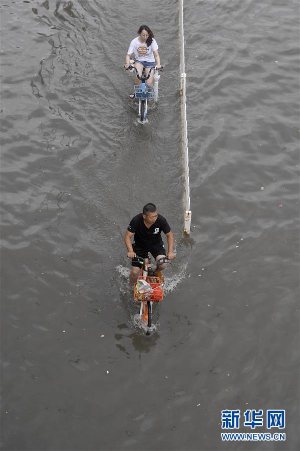（社会）（4）天津遭暴雨袭击 部分路段现大面积积水