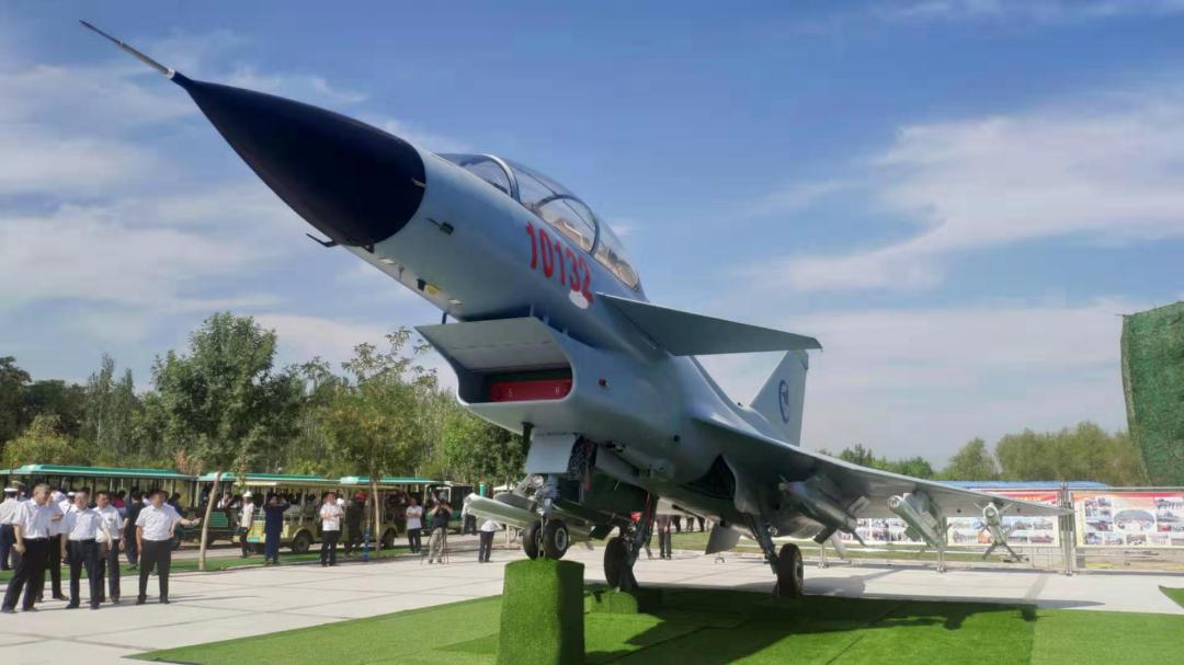 国家重器亮相塞上湖城 退役歼-10战机暨海军退