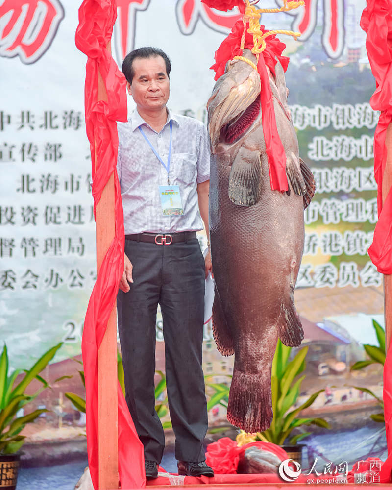 图为182斤重的“鱼王”（毛家平/摄）