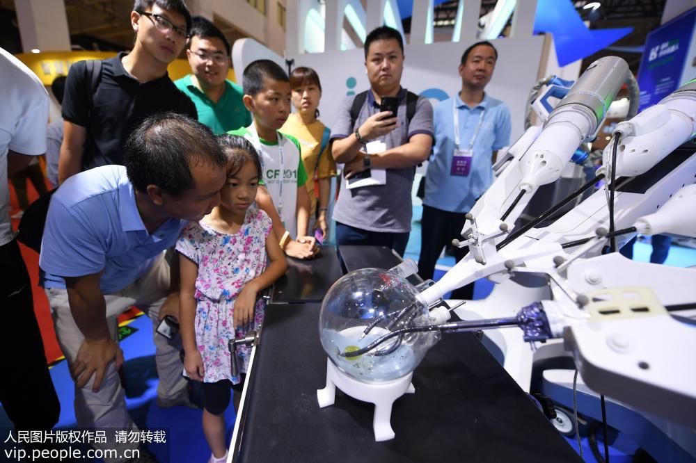 2019世界机器人大会在京开幕 700多款新锐机器人亮相