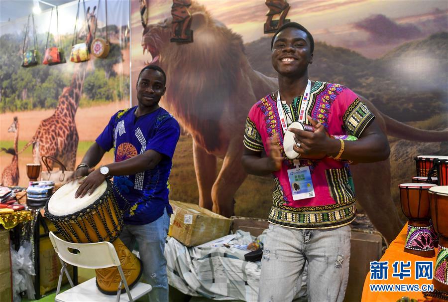 （图片故事）（6）加纳小伙伯纳德：带着非洲特产“闯关东”
