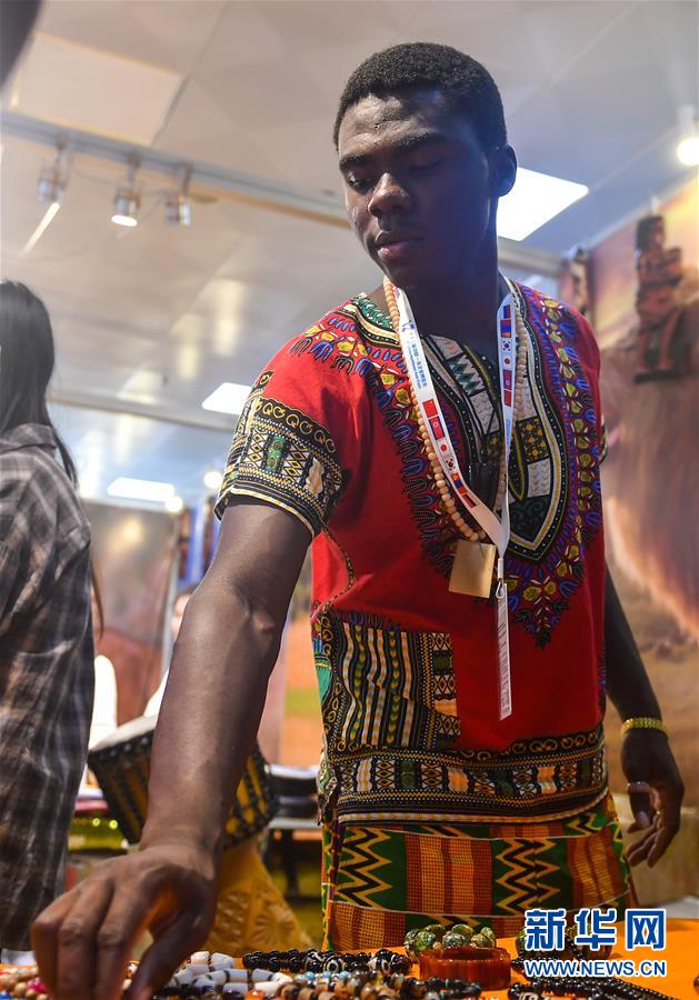 （图片故事）（7）加纳小伙伯纳德：带着非洲特产“闯关东”