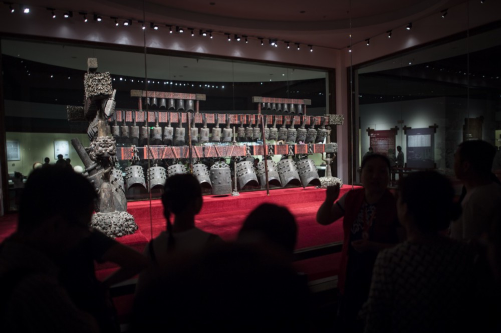 参观者在湖北省博物馆观看展出的曾侯乙编钟（2018年8月17日摄）。新华社记者 肖艺九 摄