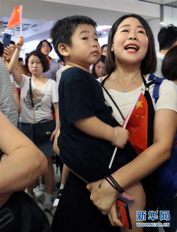 （图文互动）（7）“你不是一个人在唱国歌”——香港市民合唱国歌声援被袭教师