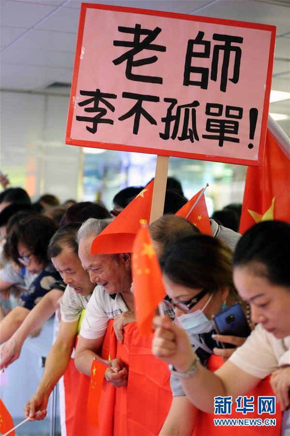 （图文互动）（10）“你不是一个人在唱国歌”——香港市民合唱国歌声援被袭教师